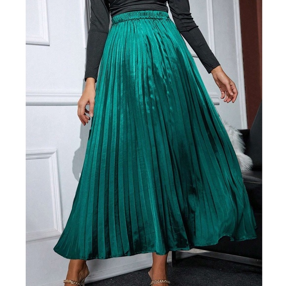 Classic Emerald Green Pleated Party Maxi Skirt - Picture 2 of 5